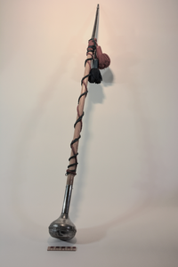 878235 Afbeelding van een tambour-maîtrestok gebruikt door tambour-maître Tom Gous van het Utrechtse muziekkorps ...